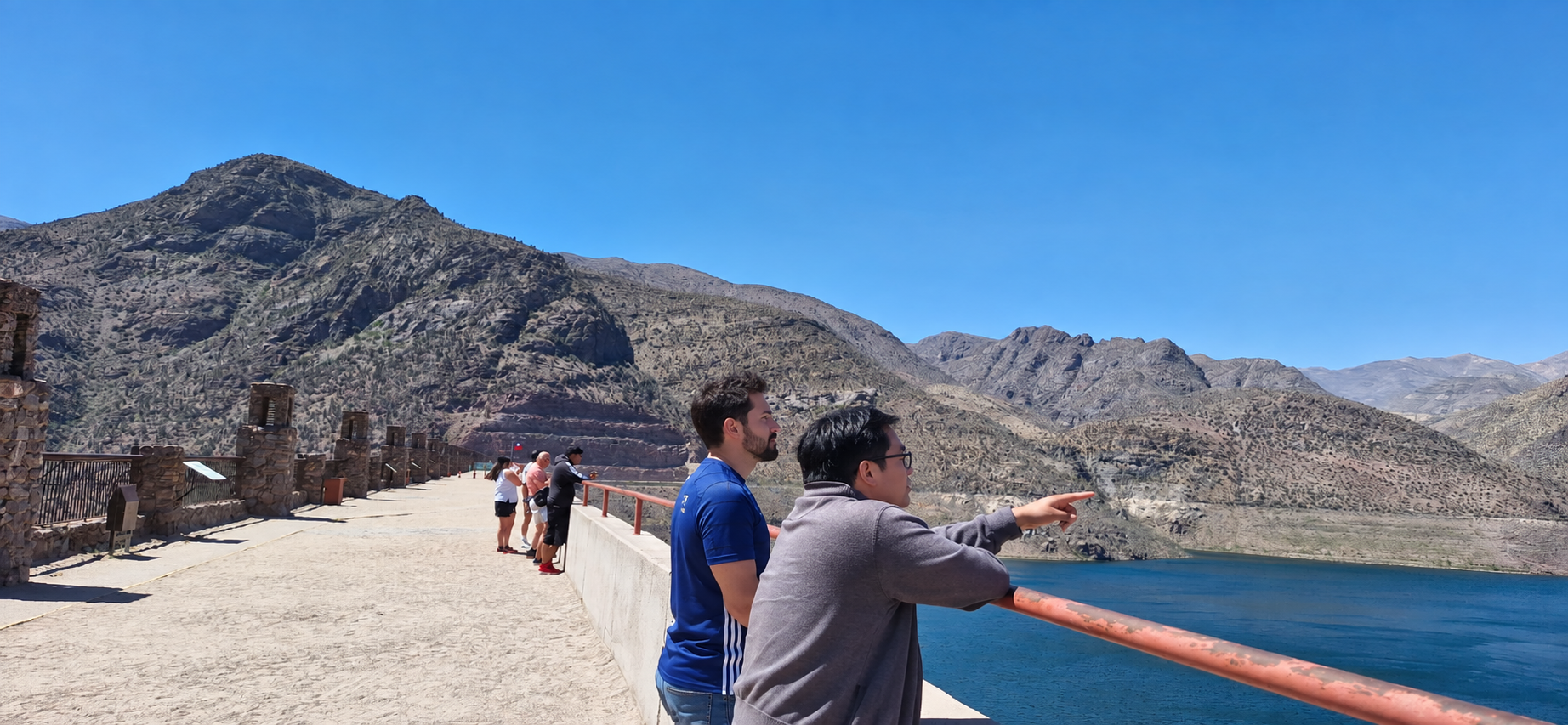 Paisaje del Embalse Puclaro en el Valle del Elqui